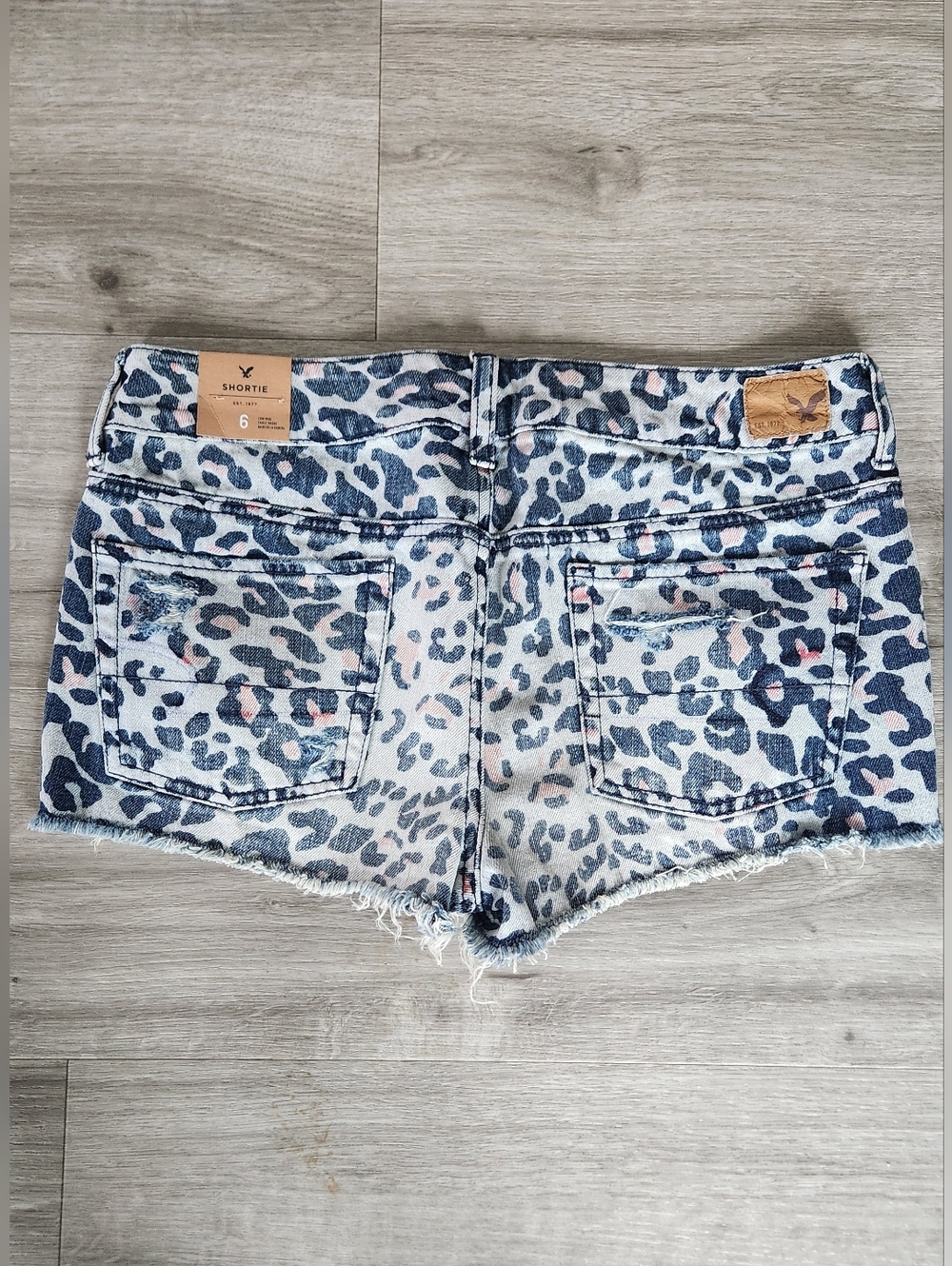American Eagle Shortie  distressed Denim Blue Cheetah Womens 6 NWT Low Rise - Picture 4 of 10